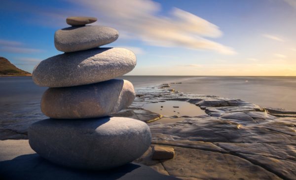 apilado-de-piedras-al-aire-libre