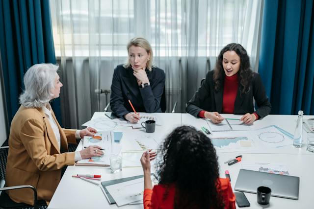 Mujer liderando reunión