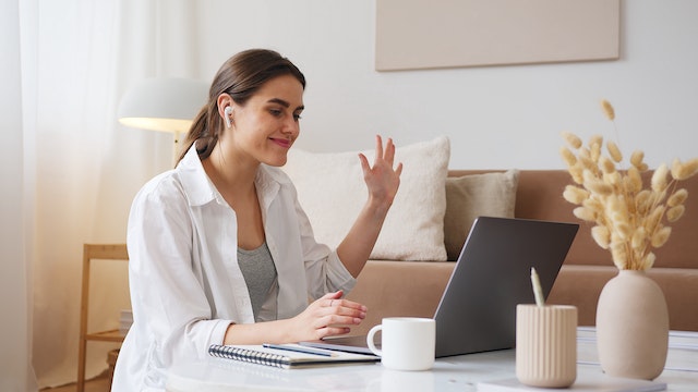 mujer-ordenador-portatil-navegando-conexion